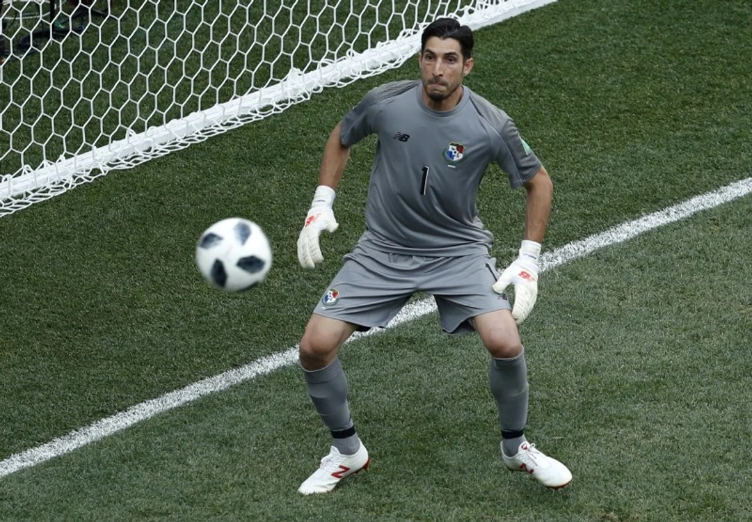 
    Portarul echipei din Panama, Penedo, a primit 11 goluri, dar a și parat altele la CM de fotbal din Rusia. Dinamo nu crede însă că o mai poate ajuta la cei 37 de ani ai săiFoto: EPA  