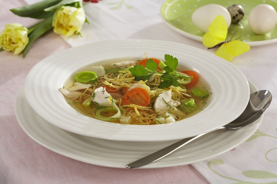 Ingredientul secret pe care bulgarii îl pun în ciorba de găină. O face gustoasă, iar zeama rămâne limpede