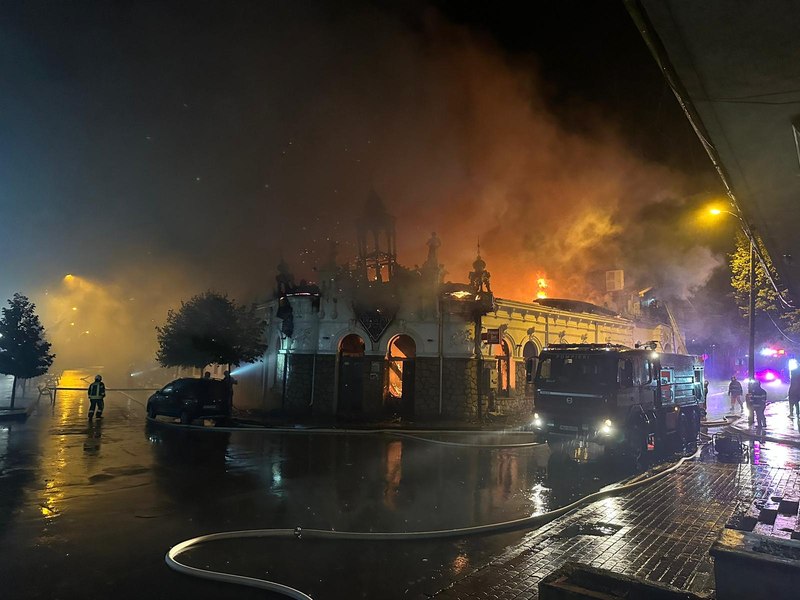 Celebru local din Huși, făcut scrum. Monumentul istoric a fost devastat de un fenomen numit backdraft VIDEO