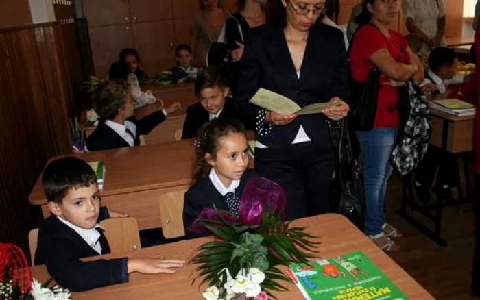 Copii au primit auxiliare în loc de manuale  FOTO: Ştefan Borcea