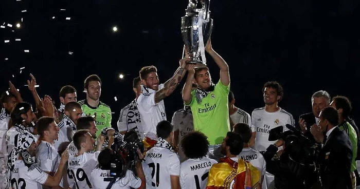 Iker Casillas ridică cea de-a 10-a Ligă a Campionilor din palmaresul lui Real. FOTO: Reuters