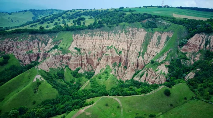 Râpa Roşie, rezervația naturală de lângă Sebeș, denumită şi micul canion al României