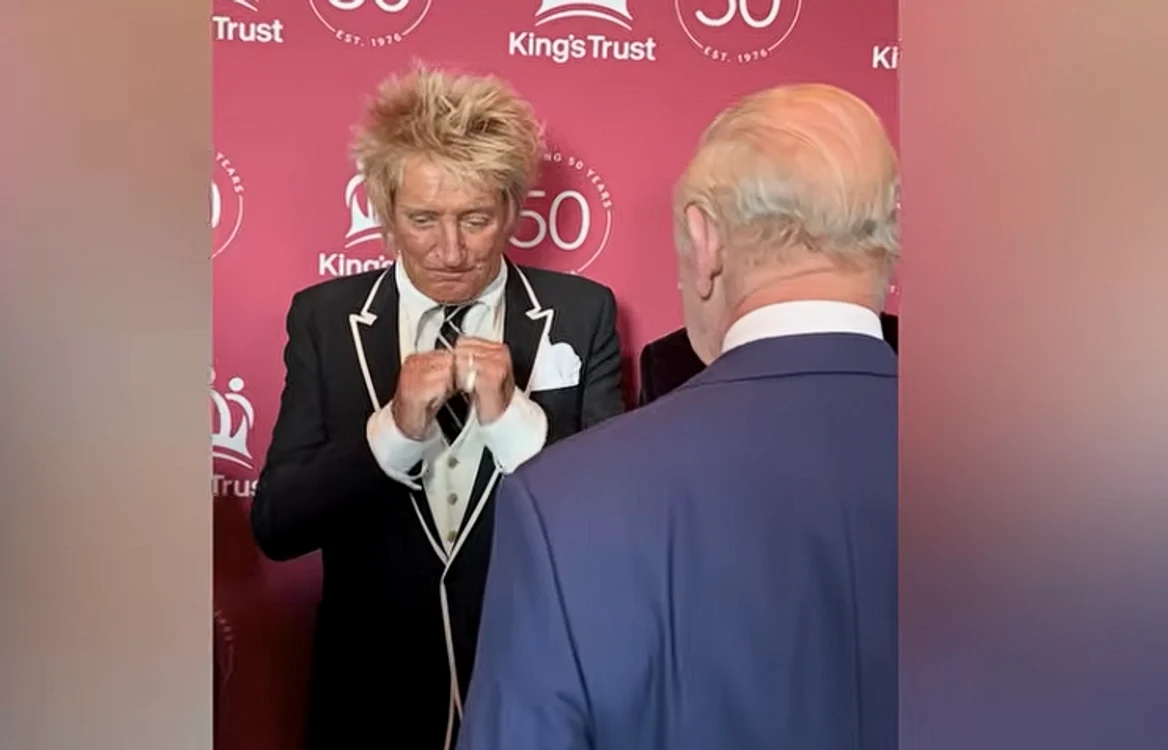 Rod Stewart, felicitându-l pe Regele Charles. FOTO Captură YouTube Liverpool ECHO