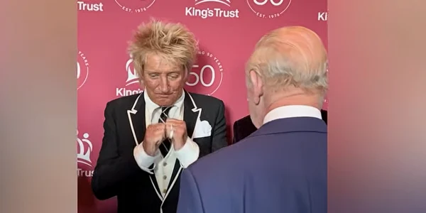 Rod Stewart il felicita pe Charles pentru ca l a pus la punct pe trump captura YouTube Liverpoop Echo png