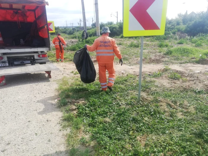 Lucrătorii de la Drumurile Naţionale ridică deşeurile de două ori pe săptămână Foto: DRDP Craiova