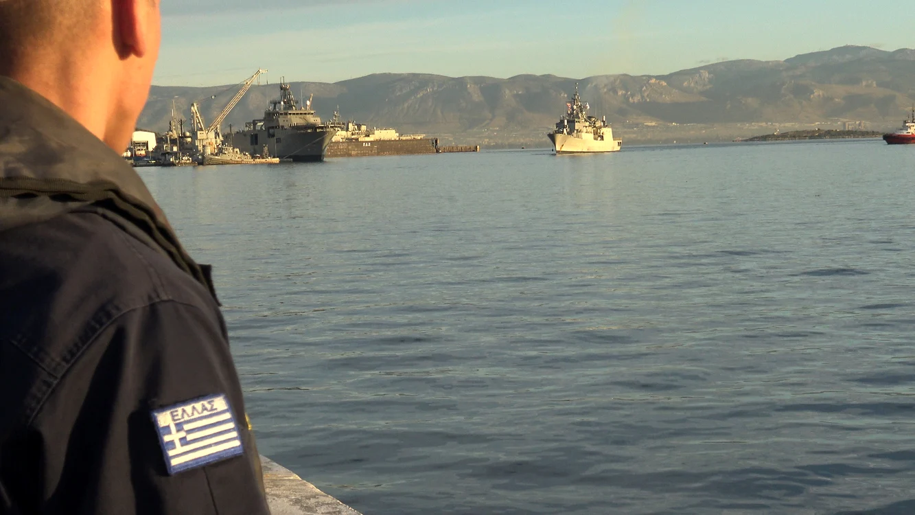 Doi români au fost arestați pentru că ar fi spionat Baza Navală Salamis. Foto: eKathimerini