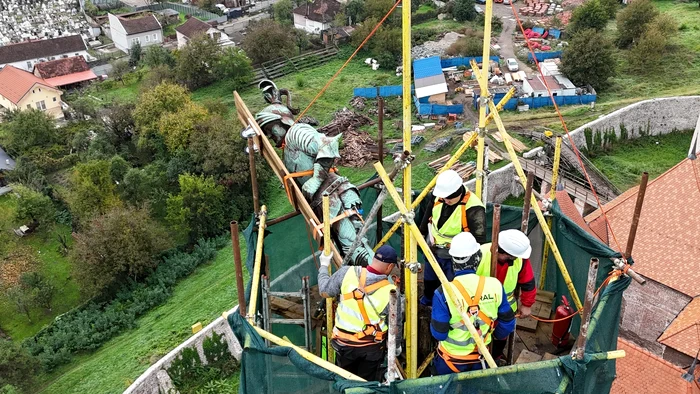 Cavalerul, dat jos de pe turn pentru a fi restaurat. Foto: Primăria Hunedoara