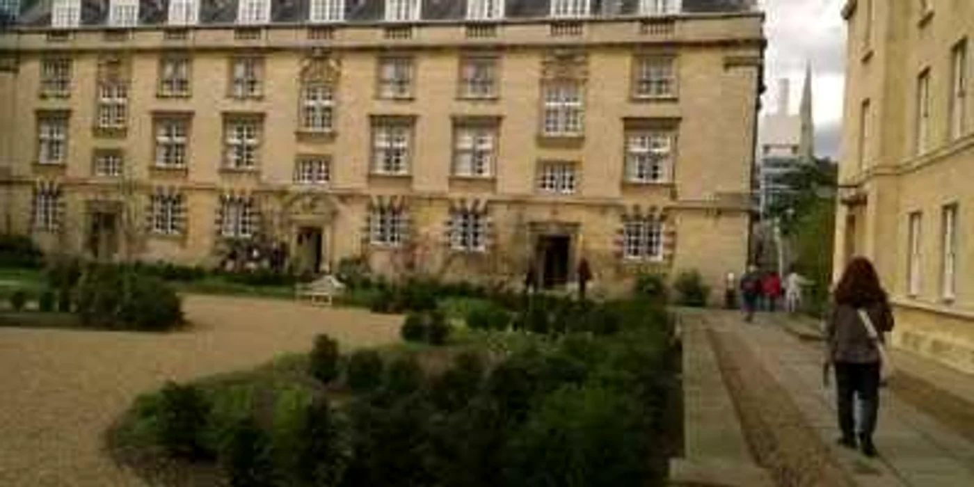 Una dintre facultăţile râvnite de tinerii din România este Cambridge FOTO: Nicoleta Onofrei