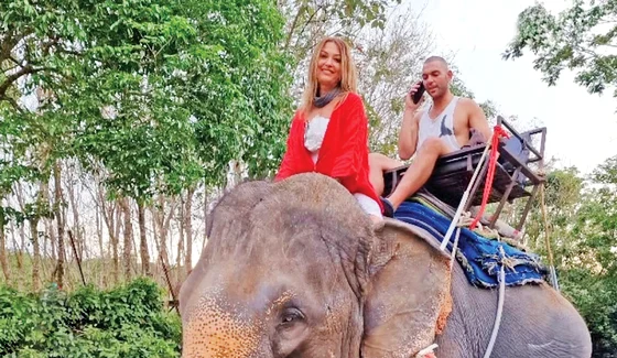 Artista s-a plimbat cu elefantul, a vizitat mai multe temple și s-a bucurat din plin de plajă