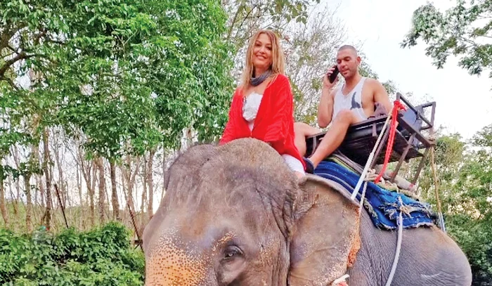 Artista s-a plimbat  cu elefantul,  a vizitat mai multe  temple și s-a bucurat  din plin de plajă