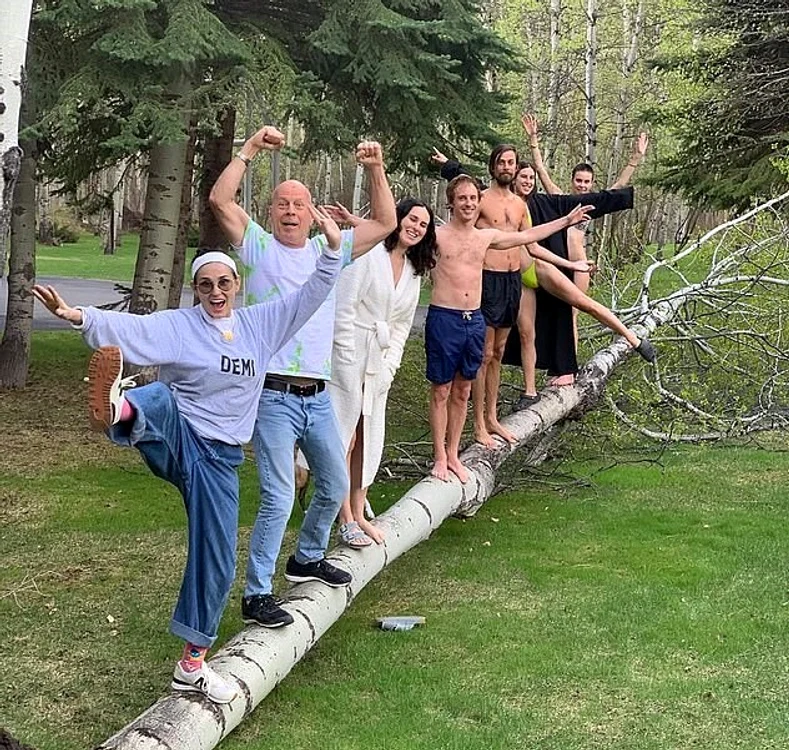
    Bruce Willis, Demi Moore, Scout, Tallulah și iubiții lor au pozat de pe copac respectând distanțarea socialăfoto: Instagram  