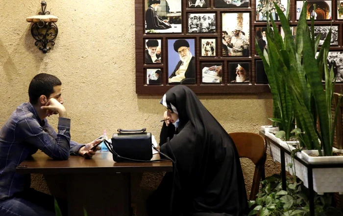 Întâlnire romantică într-o cafenea din Teheran ornată cu portrete ale ghidului suprem Ali Khamenei FOTO EPA-EFE