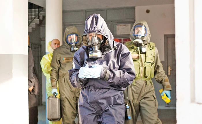 Specialiștii de la MApN au verificat minuțios imobilul de pe strada MiorițeiFoto: Inquam Photos