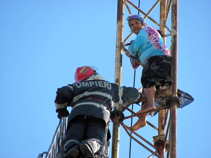 Femeia a făcut circ la 30 de metri înălţime, în jur de jumătate de oră