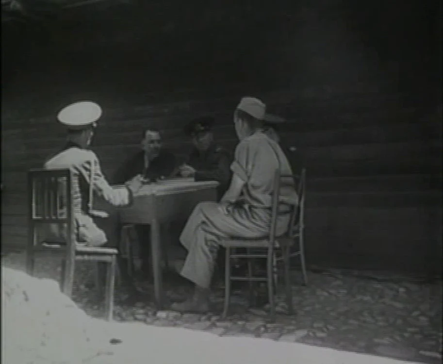 Interogarea unui prizonier american (cadru film Arhiva Națională de Filme)