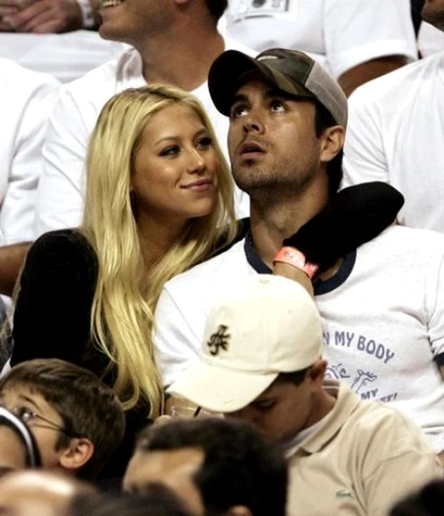 
    Anna Kournikova şi Enrique Iglesias  