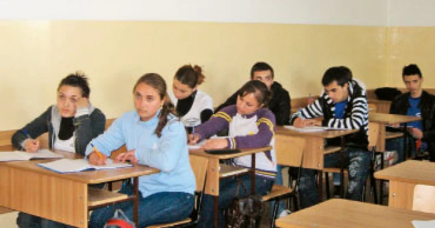 FOTOGALERIE Elevă-mămică salvată de votul profesorilor
