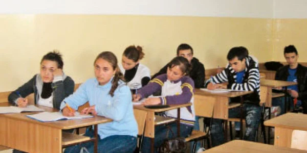 FOTOGALERIE Elevă-mămică salvată de votul profesorilor