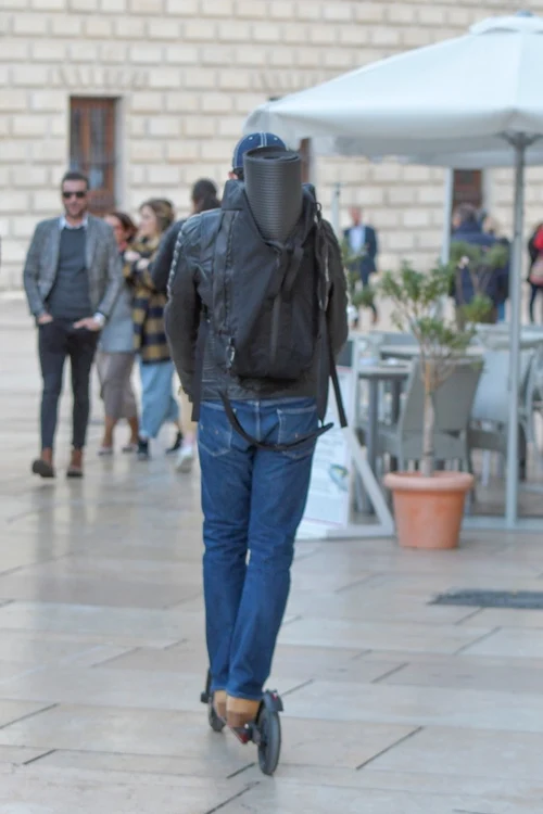 4 antonio banderas pe trotineta 3 jpg jpeg