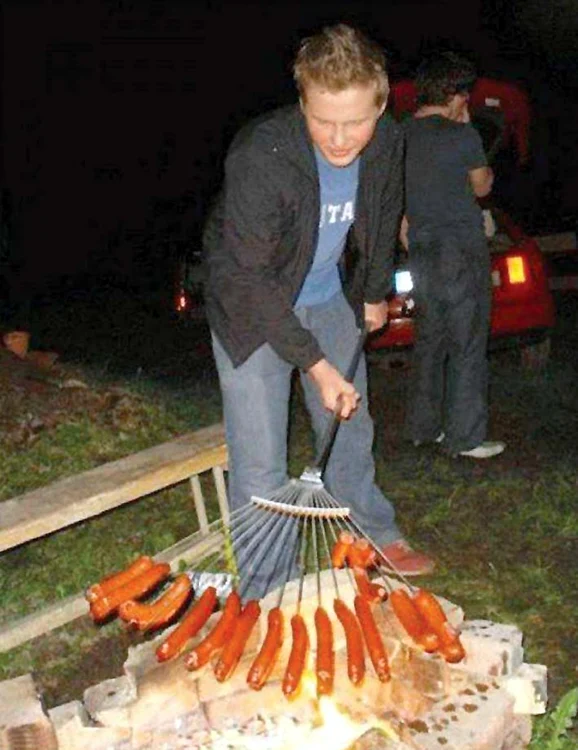 Cu o greblă de frunze saturi toată gaşca de prieteni. Şi după ce-s gata cârnaţii, o speli şi treci la frigărui