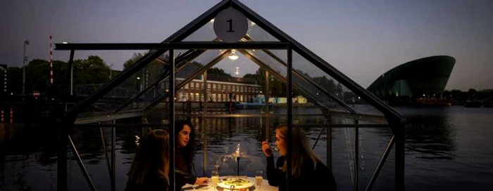 După modelul italienesc, şi Olanda ar vrea să introducă cabine din plexiglass în restaurante FOTO AFP