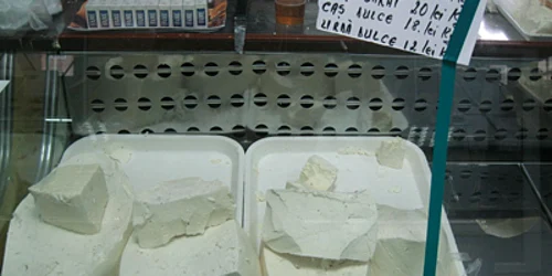 Reşiţa: Brânza expirată costă 5.000 de lei