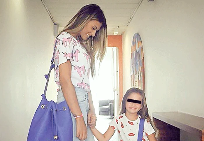 
    Maya vorbeşte cu  mama ei în engleză,  iar cu bunicii,  în italiană  