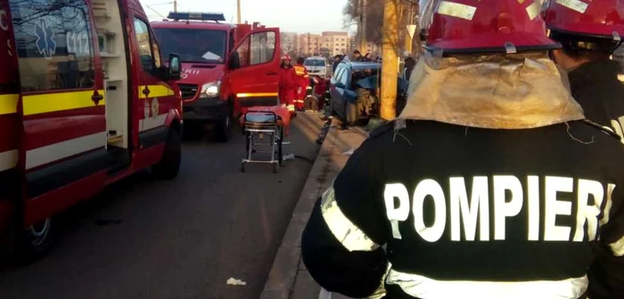 Maşina s-a încolăcit după stâlp FOTO ISU Constanţa