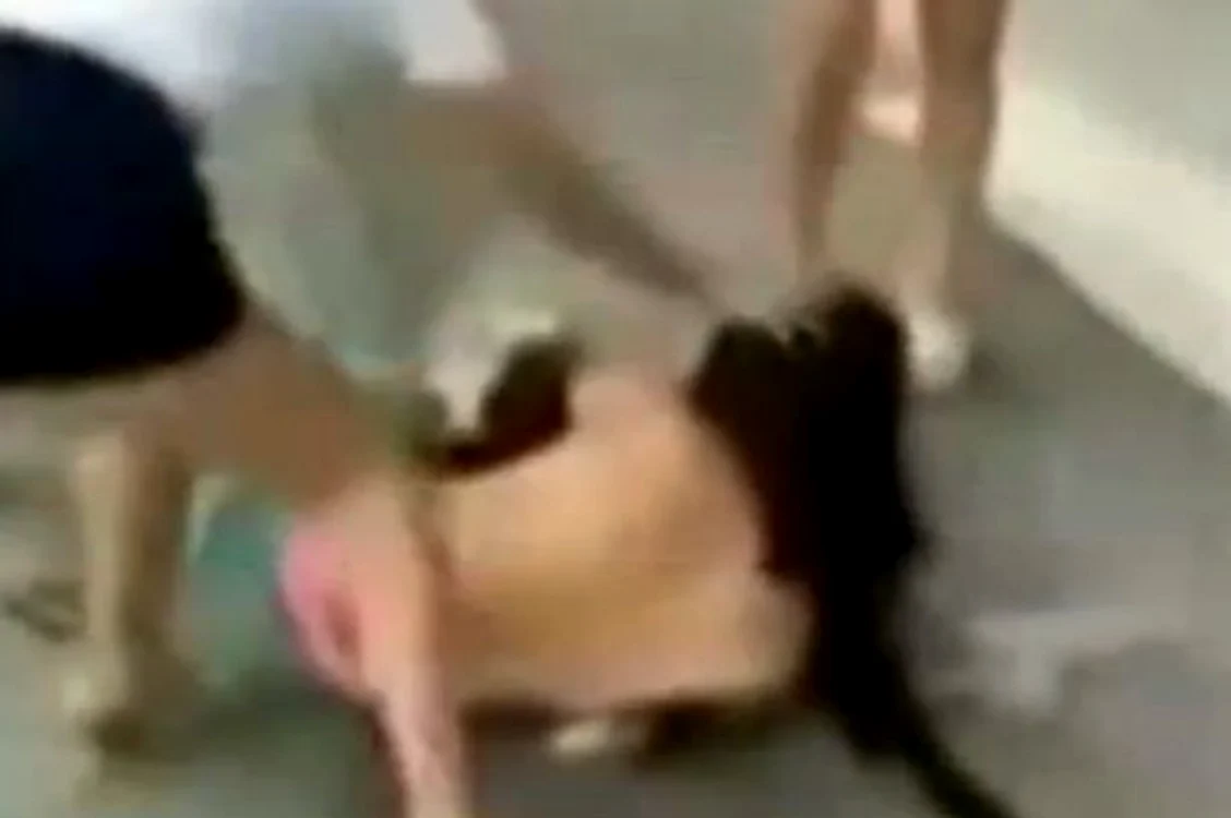 
    Victima a fost dezbrăcată şi bătută cu săbăticie de cele trei femeiCaptură video  