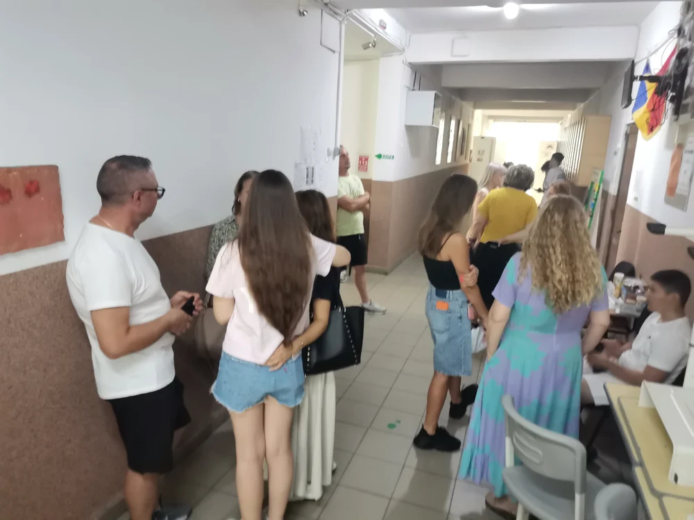 Elevii și părinții au venit miercuri, în intervalul 14.00-18.00, să depună cereri  FOTO: A.M.