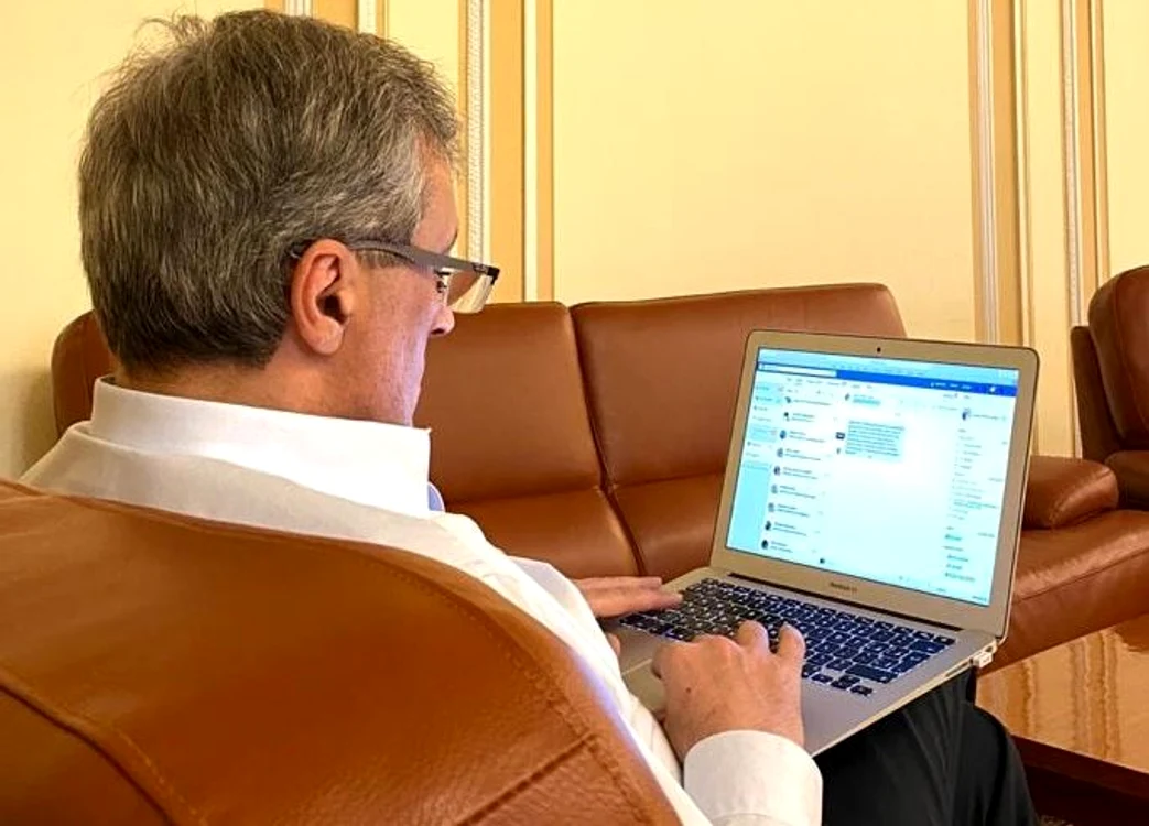 Ministrul Marcel Vela le răspunde personal pe Facebook celor care intră pe pagina sa