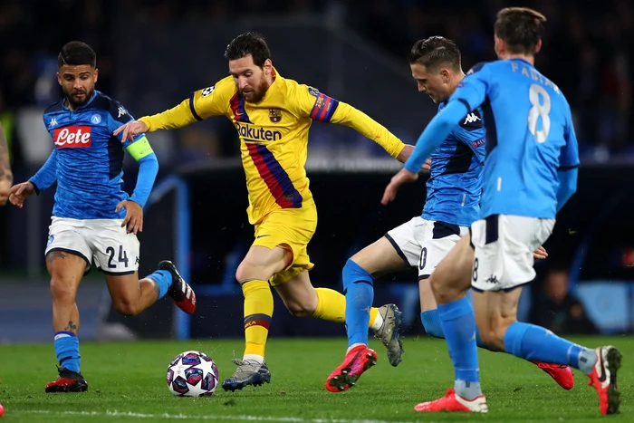 
    Lionel Messi slalomează  prin apărarea lui NapoliFoto: Guliver / GettyImages  