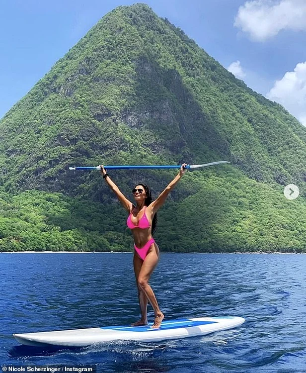 Nicole Scherzinger, de 42 de ani, se relaxează dând la vâsle în Caraibe
