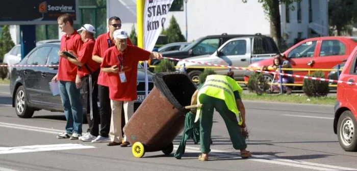 O lucrătoare de la salubrizare a păstruns cu tomberonul pe circuit * Foto: Marian Burlacu