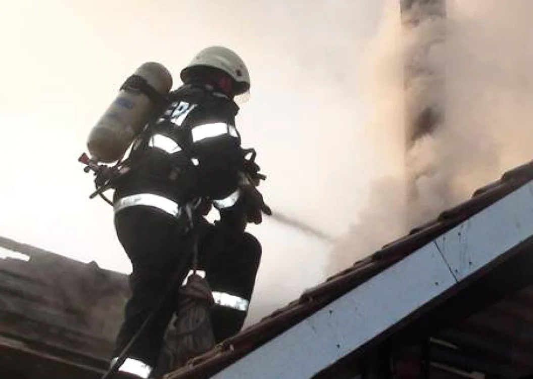 Incendiul s-a manifestat la nivelul acoperişului din comuna Rotunda din judeţul Olt