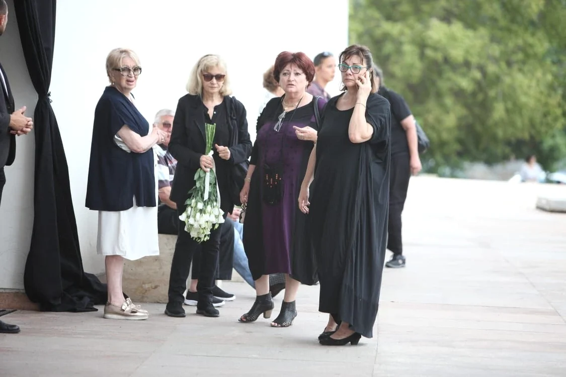 
    Carmen Tănase și Monica Pop au venit să își ia rămas bun. În imagine apare și Gabi Dinică, văduva lui Gheorghe Dinicăfoto: Florin Șuler  
