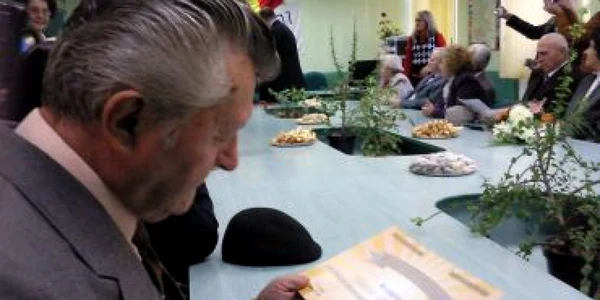 Neamţ: Vârstnicii cu nunta de aur au fost premiaţi la primărie