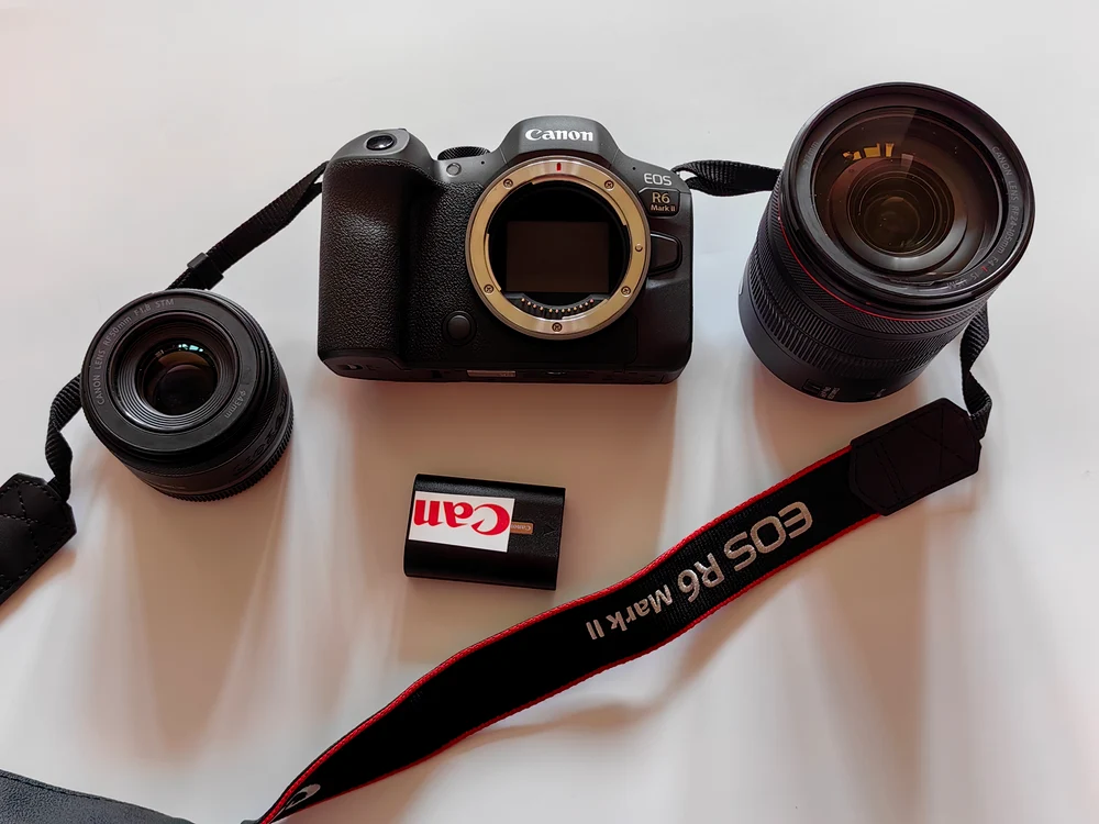 Camera mirrorless Canon R6 Mark II cu obiective. FOTO Adrian Pogîngeanu