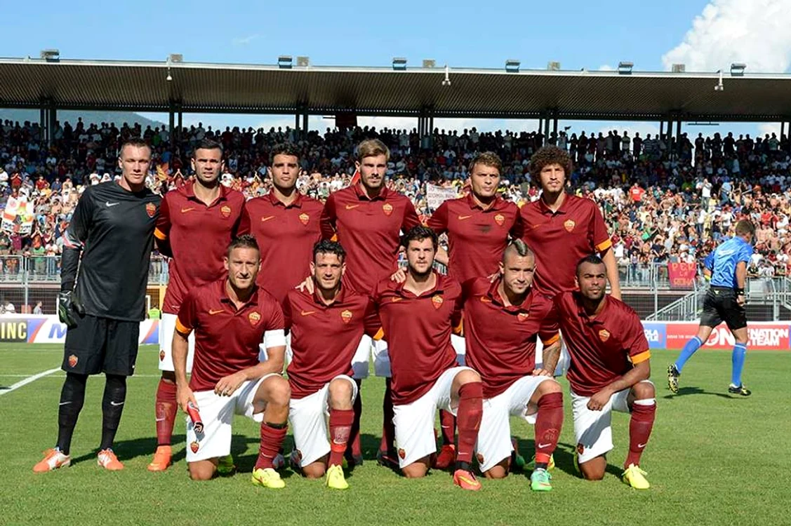 
    Mihai Bălaşa (al treilea din dreapta, rândul de sus), printre titularii lui AS Roma  