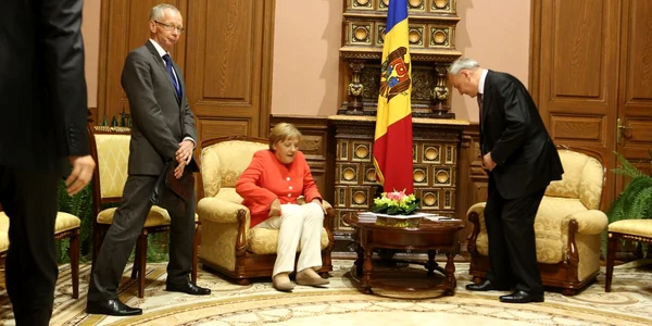 Angela Merkel nu s-a aşteptat că fotoliul oferit de preşedintele Nicolae Timofti va fi atât de moale