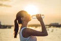 Femeie sticla apa FOTO Shutterstock jpg
