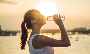 Femeie sticla apa FOTO Shutterstock jpg