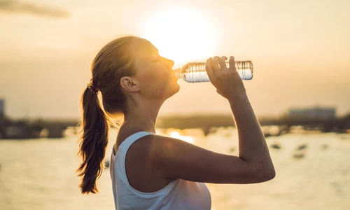 Femeie sticla apa FOTO Shutterstock jpg