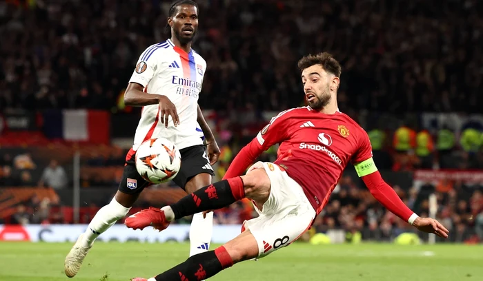Portughezul Bruno Fernandes (dreapta) merge mai departe cu United (FOTO: EPA)