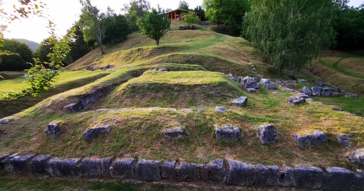 Descoperire impresionantă într-o cetate dacică: coloanele unui templu necunoscut scoase la lumină de arheologi