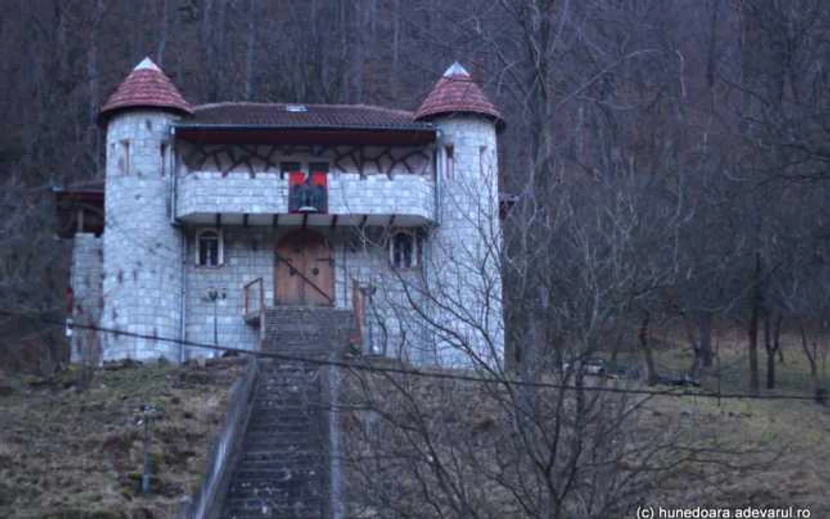 Vila poate fi văzută din drum, de cei care se îndreaptă spre Sarmizegetusa. FOTO: Daniel Guţă.