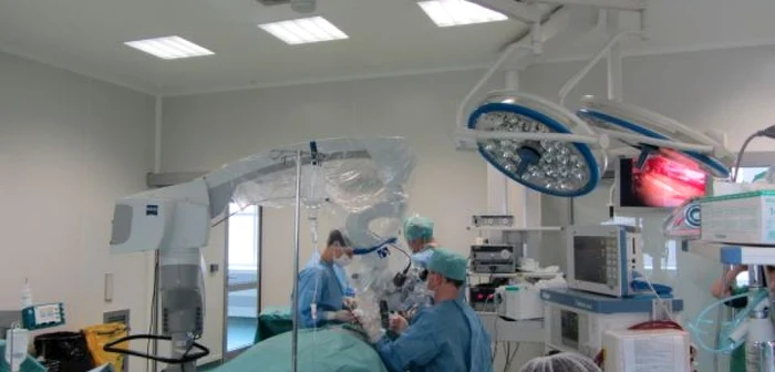 Primele două intervenţii chirurgicale au decurs fără probleme şi au fost un succes.