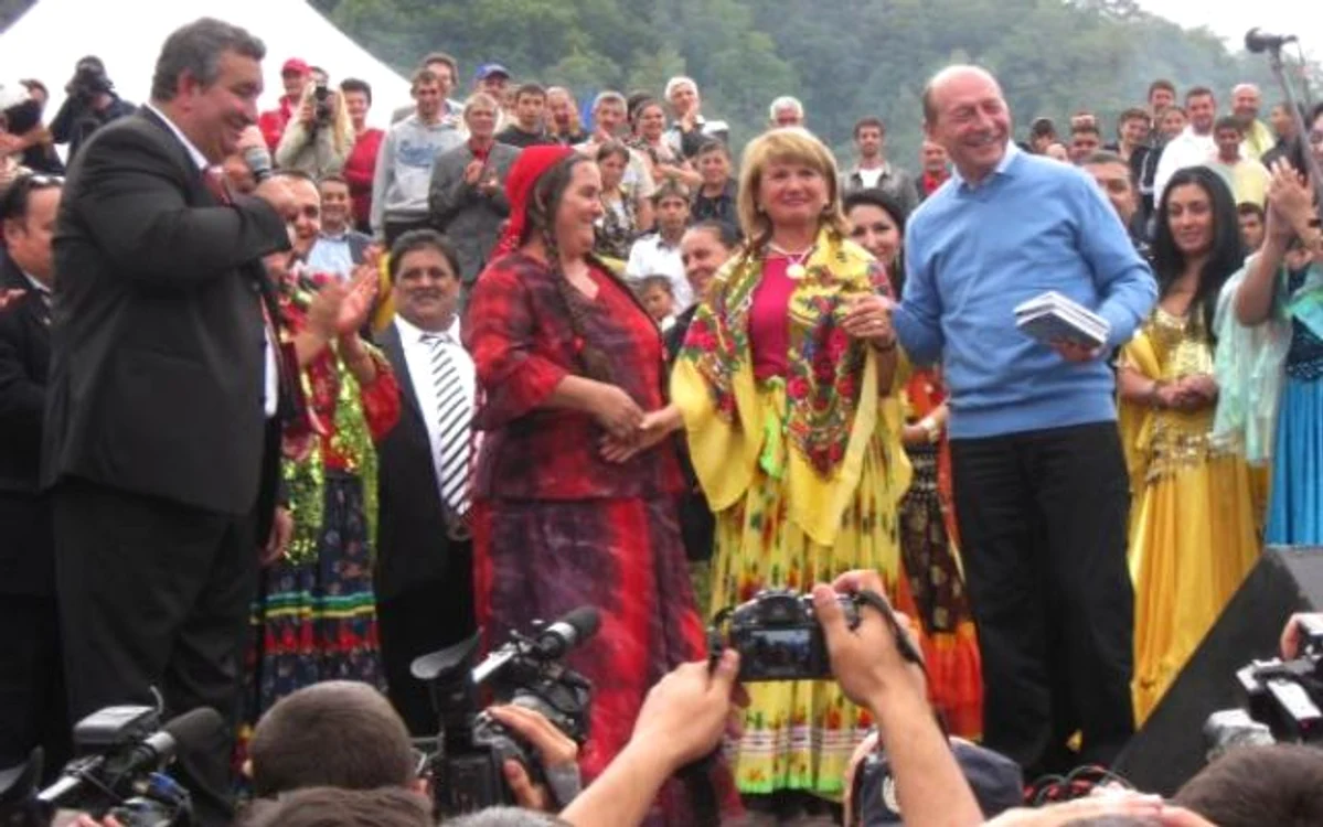 
    Maria Băsescu a primit acum patru ani la o serbare a romilor o salba tiganeasca de la Bercea  
