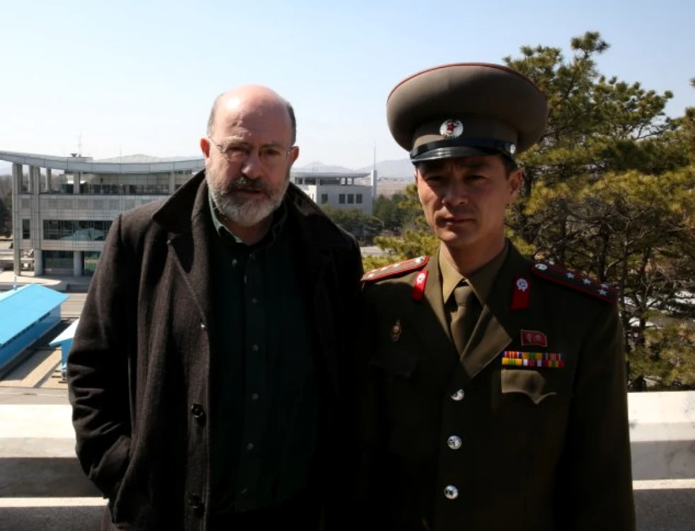 Jurnalistul britanic John Sweeney, alături de unul dintre căpitanii de la zona demilitarizată care separă cele două Corei FOTO Daily Mail