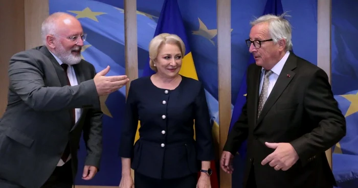 Premierul Viorica Dăncilă a trimis o scrisoare preşedintelui şi prim-vicepreşedintelui Comisiei Europene în care îl acuză pe Klaus Iohannis că încurajează înlăturarea Guvernului prin mijloace violente. FOTO gov.ro